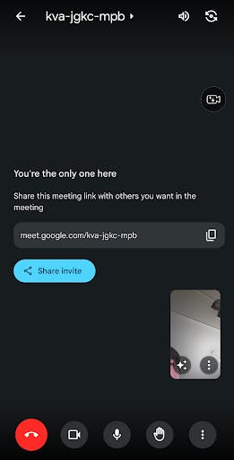 Empty meeting screen with a link to invite users